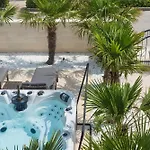 Jakuzzi Suartini *