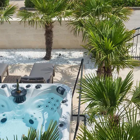 Jakuzzi Suartini *