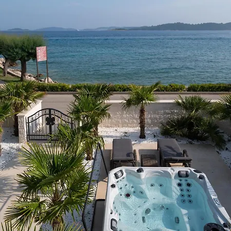Jakuzzi Suartini *