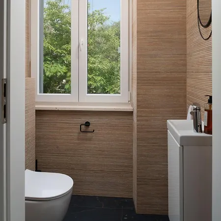 Jakuzzi Suartini *