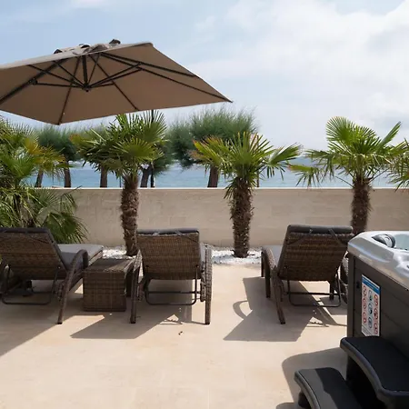 Jakuzzi Suartini Apartment *