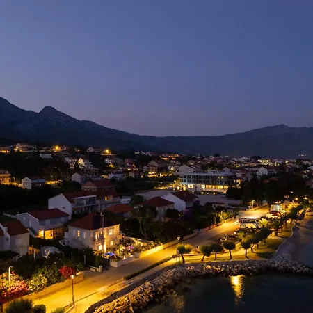 公寓 Jakuzzi Suartini *