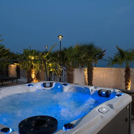 Jakuzzi Suartini