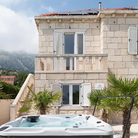 Apartment Jakuzzi Suartini *