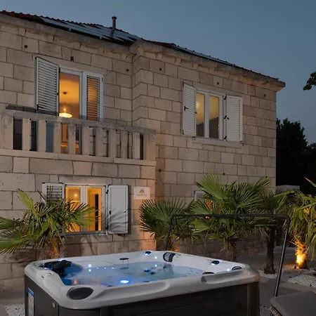 Jakuzzi Suartini Apartment *