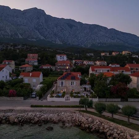 Jakuzzi Suartini Apartment