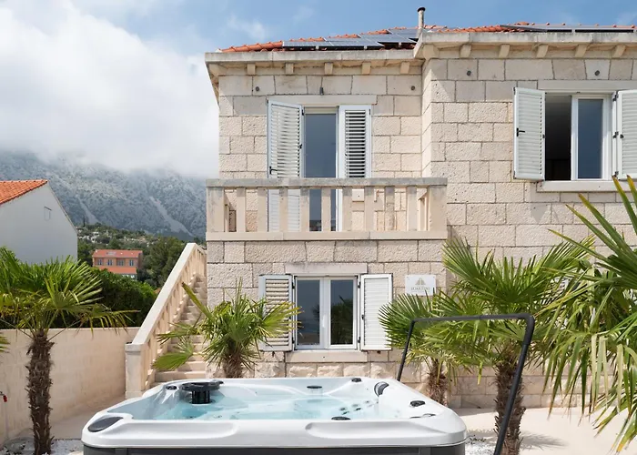 Apartman Jakuzzi Suartini *